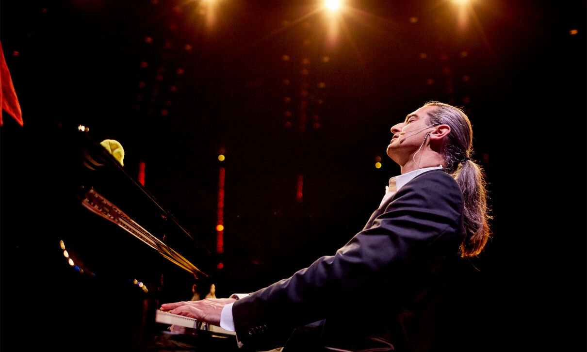 Der Kabarettist und Musiker Hagen Rether spielt auf einem Flügel.