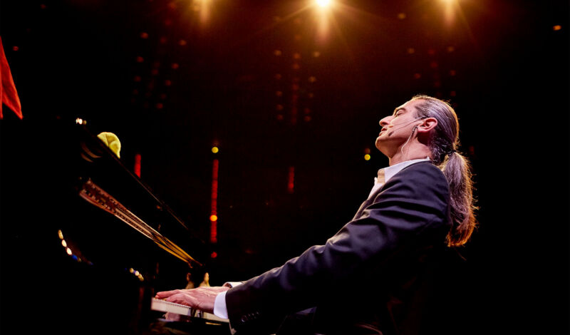 Der Kabarettist und Musiker Hagen Rether spielt auf einem Flügel.