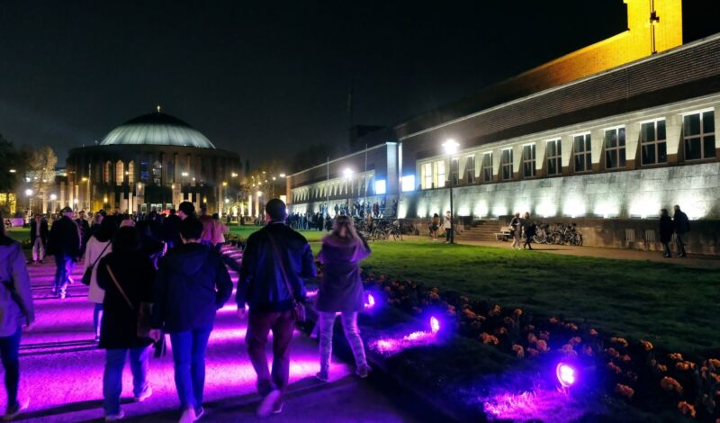 Nacht der Museen, Passanten im Ehrenhof vor dem Ausstellungshaus NRW-Forum und dem Konzerthaus Tonhalle