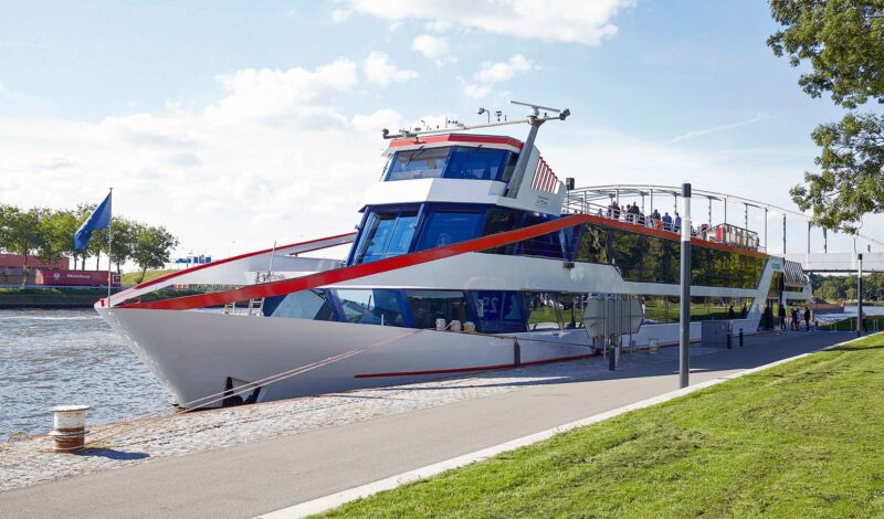 Das KD-Schiff MS Jules Verne liegt vertäut am Ufer