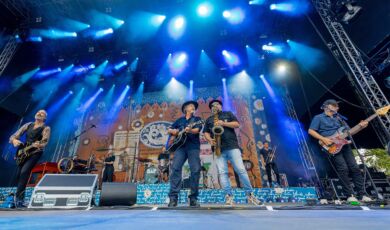 Die Kölner Band BAP steht beim KunstRasen Bonn auf der Bühne.