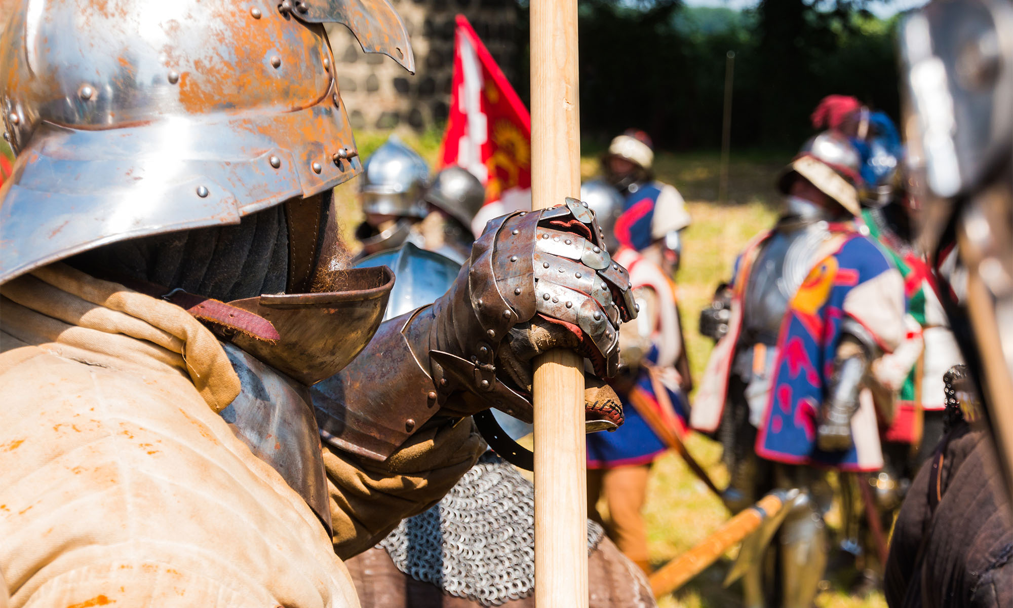 Ritter in Rüstung auf einem Mittelalterfestival