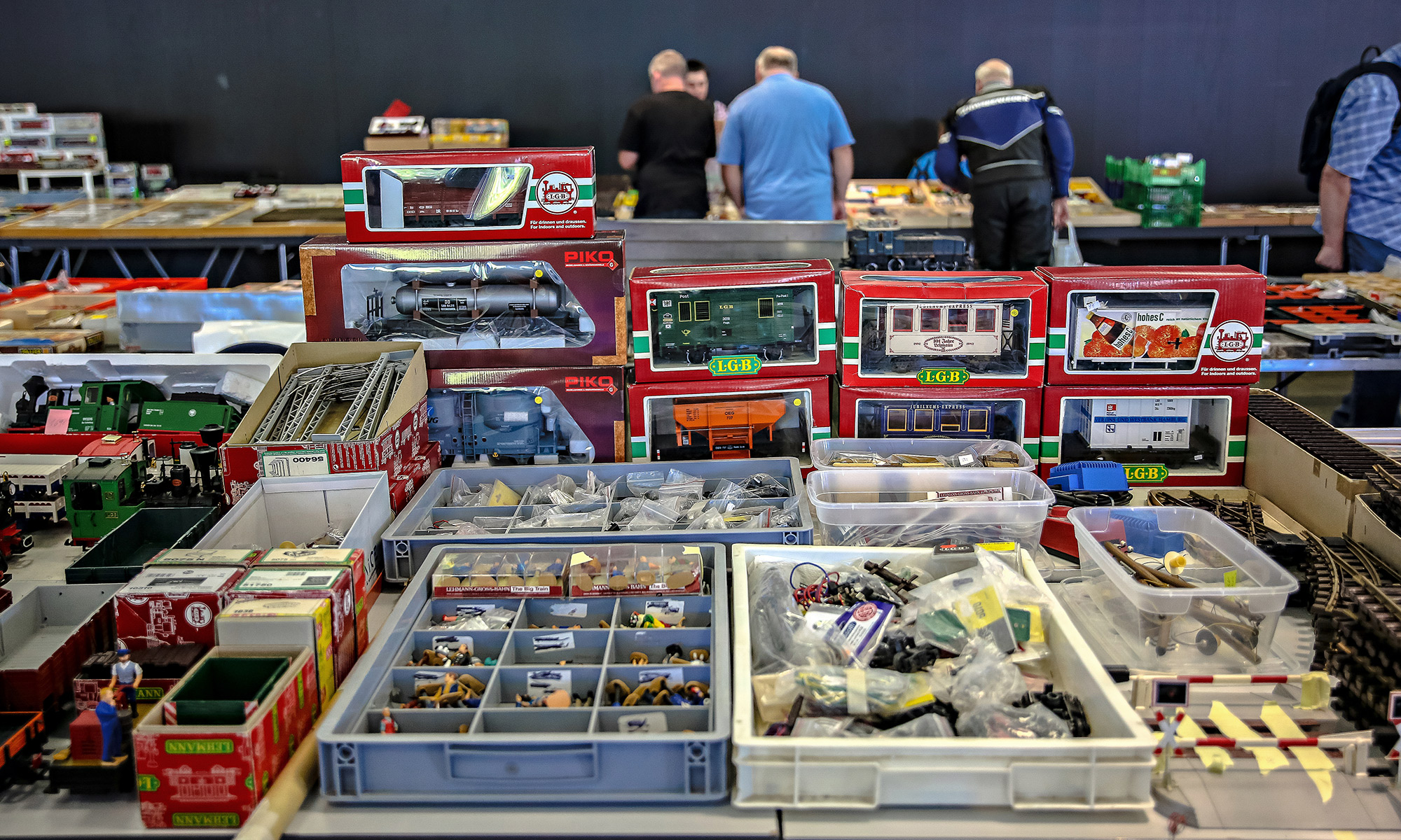 Verkaufsstand auf dem Modellspielzeugmarkt mit Modelleisenbahnen.