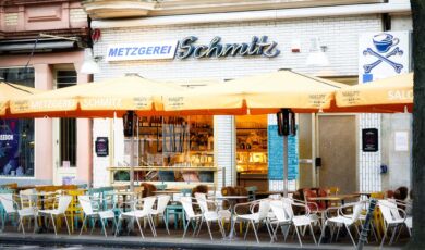 Tische und STühle der Außengastronomie des Salon Schmitz an der Aachener Straße