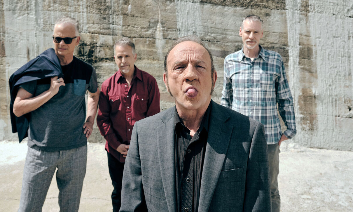 Die Vier Musiker der Band The Jesus Lizard stehen in einem Steinbruch.