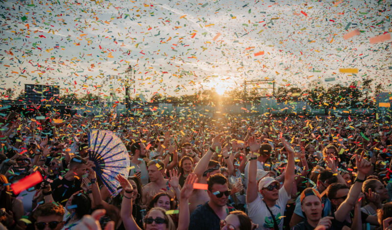 Bunte Menge bei Rainbow Festival