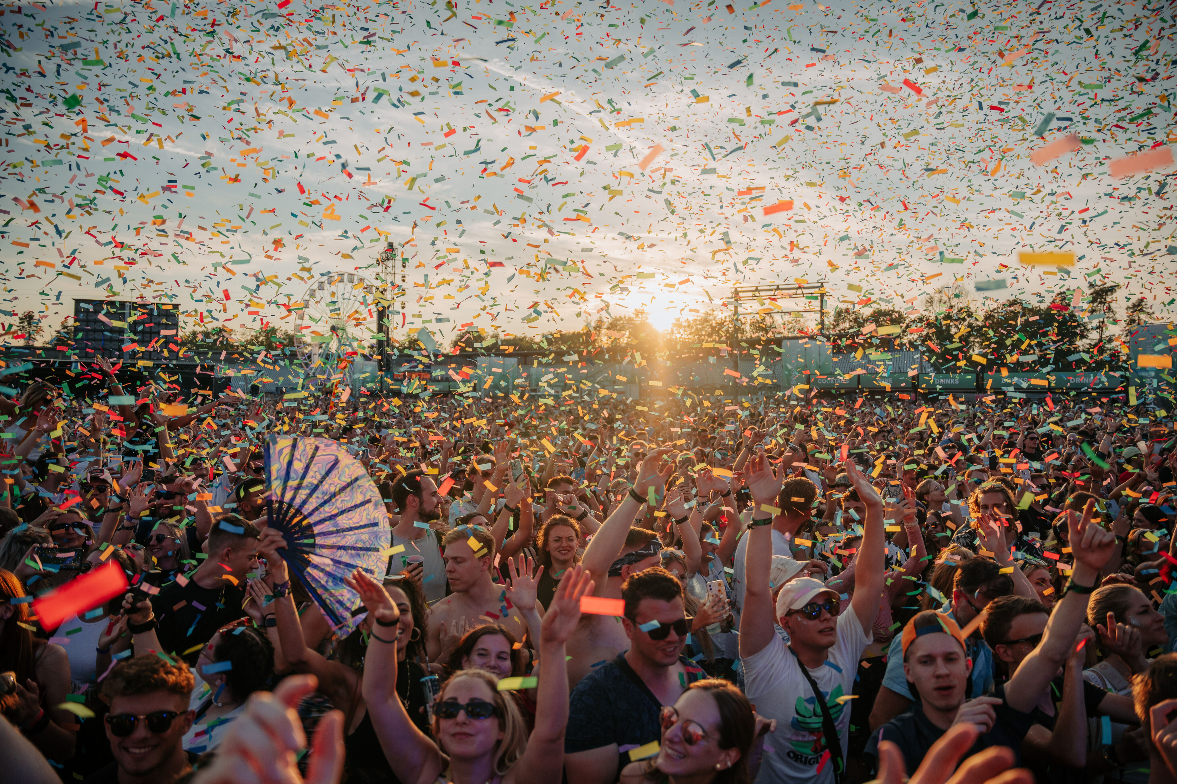 Bunte Menge bei Rainbow Festival