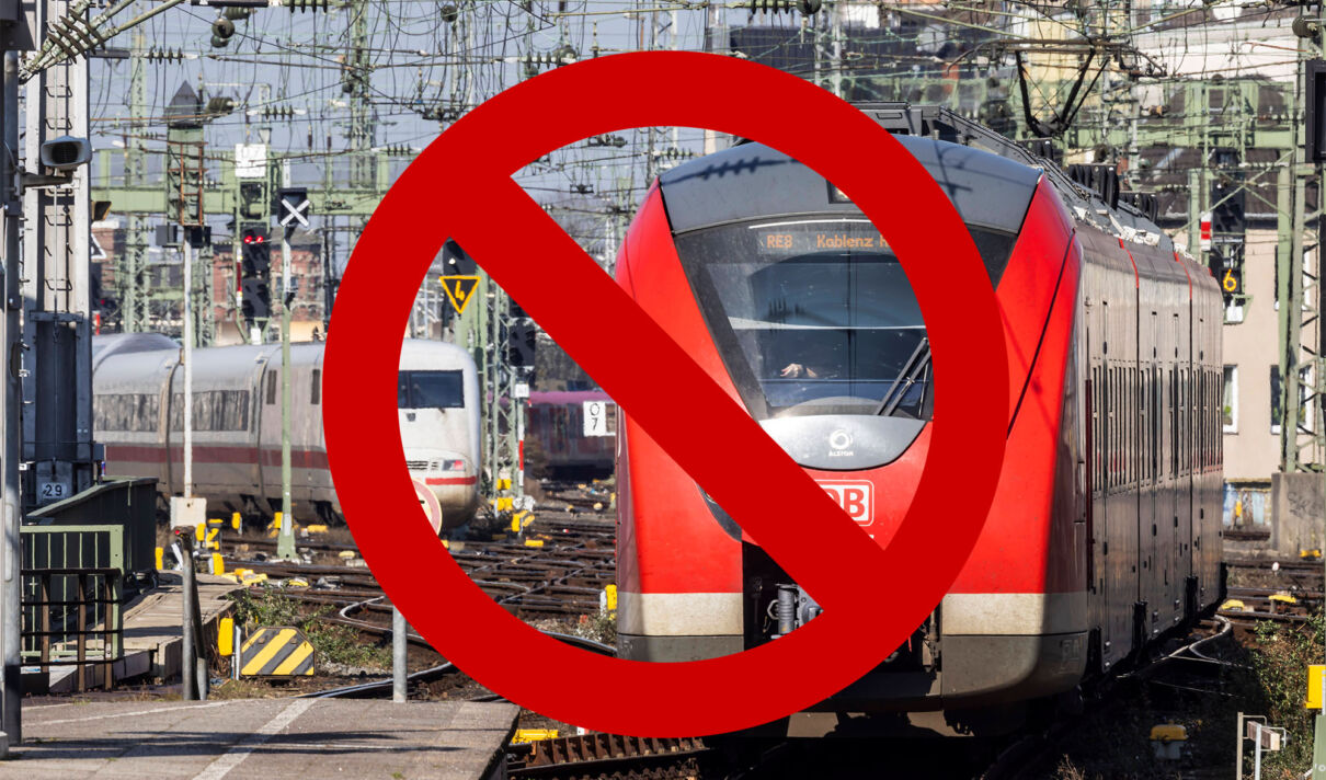Ein Zug der Deutschen Bahn, über dem ein Verbotslogo zu sehen ist.