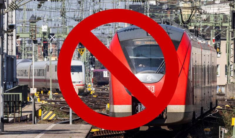 Ein Zug der Deutschen Bahn, über dem ein Verbotslogo zu sehen ist.