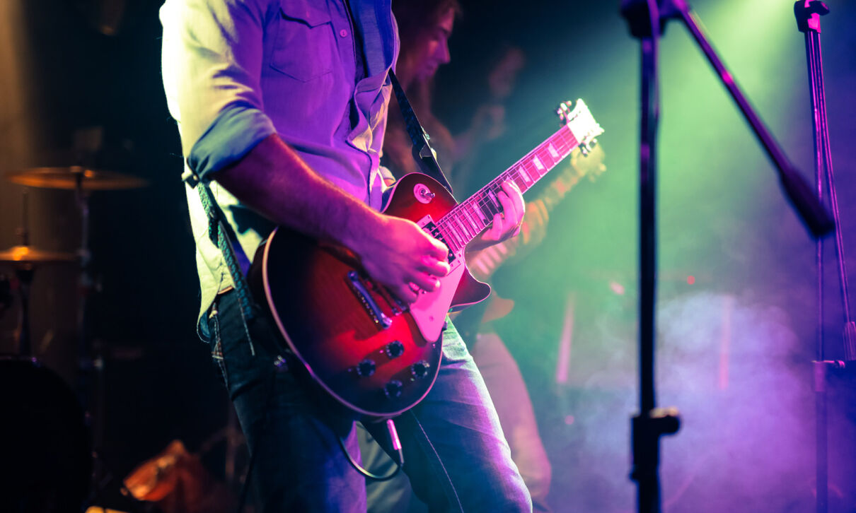 Gitarrist einer Rockband während eines Konzerts auf der Bühne
