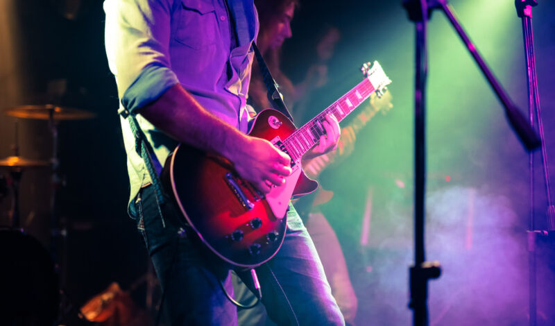 Gitarrist einer Rockband während eines Konzerts auf der Bühne