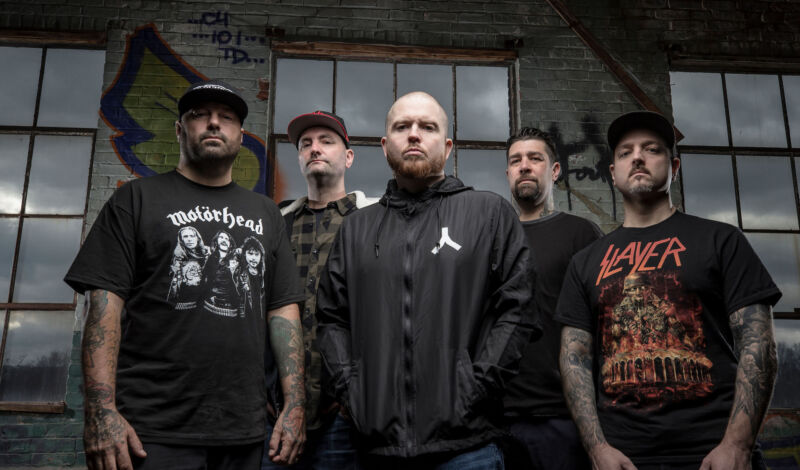 Die Musiker der Hardcoreband Hatebreed in einer Fabrikhalle