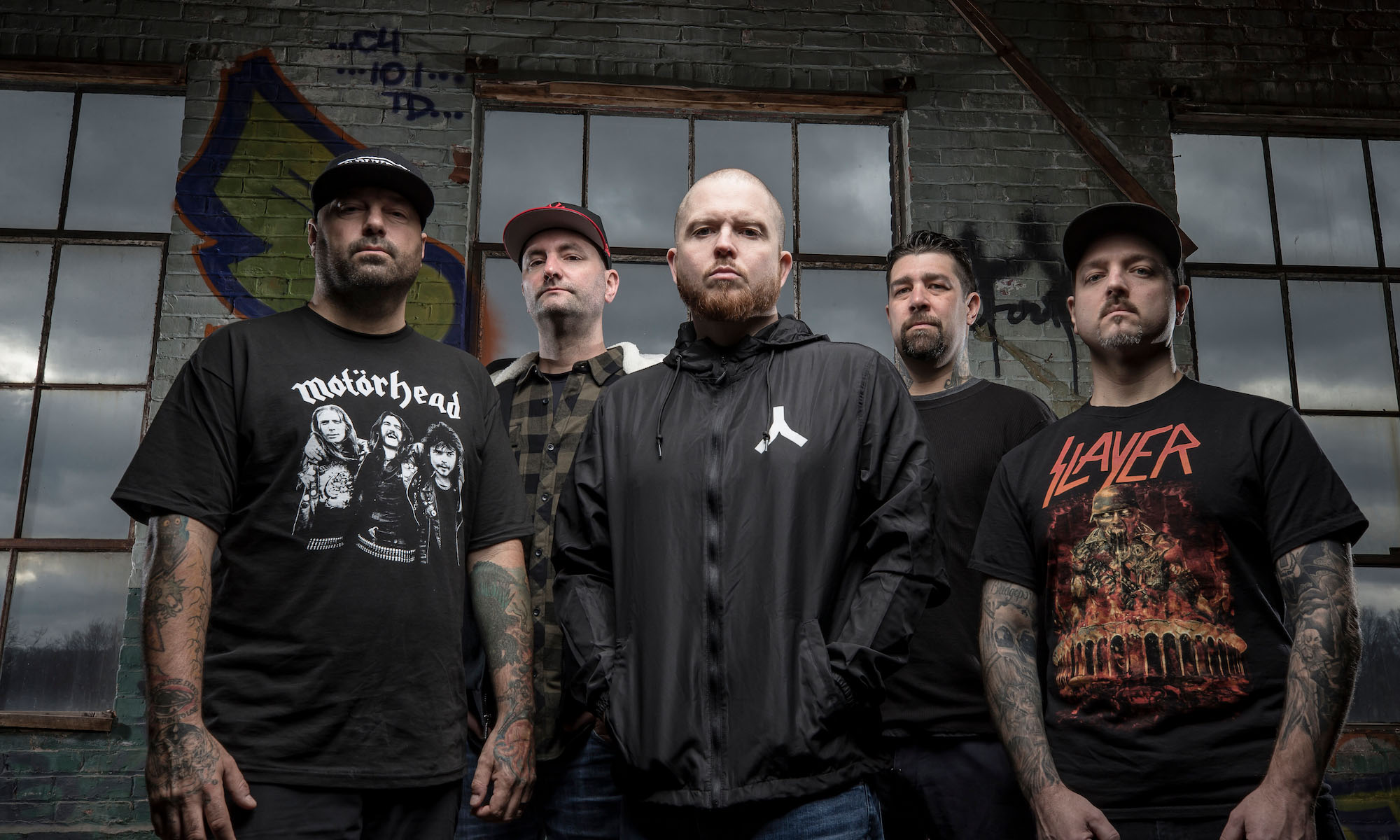 Die Musiker der Hardcoreband Hatebreed in einer Fabrikhalle