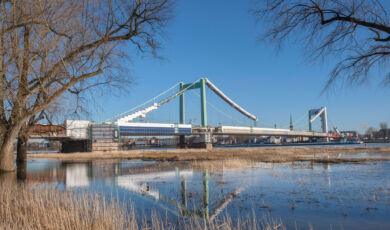 Das Foto zeigt die Mülheimer Brücke in Köln