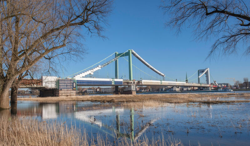 Das Foto zeigt die Mülheimer Brücke in Köln