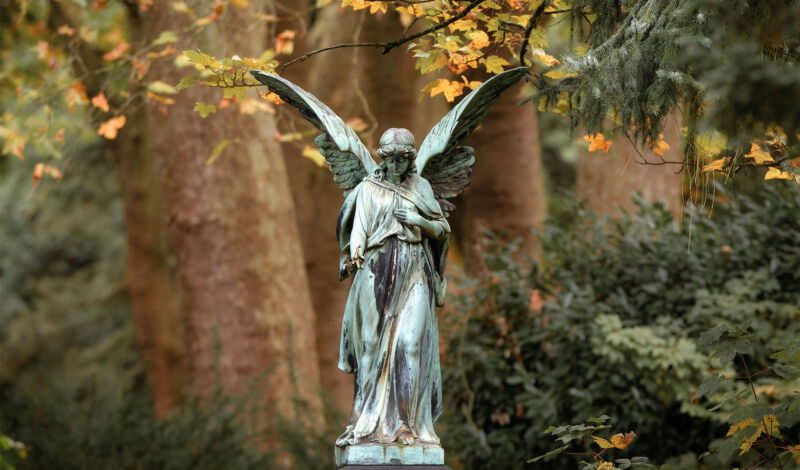 Die Statue eines Engels auf einer Grabstelle im Melatenfriedhof