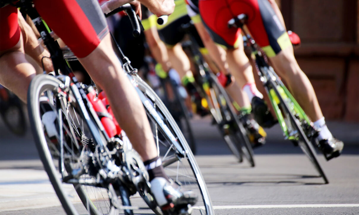 Rennradfahrer legen sich während eines Wettkampfs in die Kurve