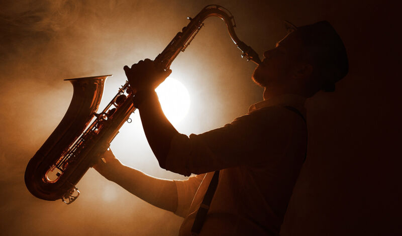 Ein Saxofonist während eines Konzerts auf der Bühne