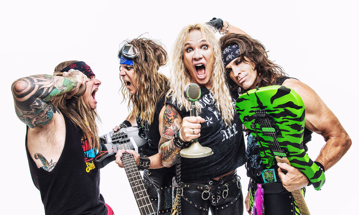 Die Musiker der amerikanischen Glam-Metalband Steel Panther vor einem weißen Hintergrund