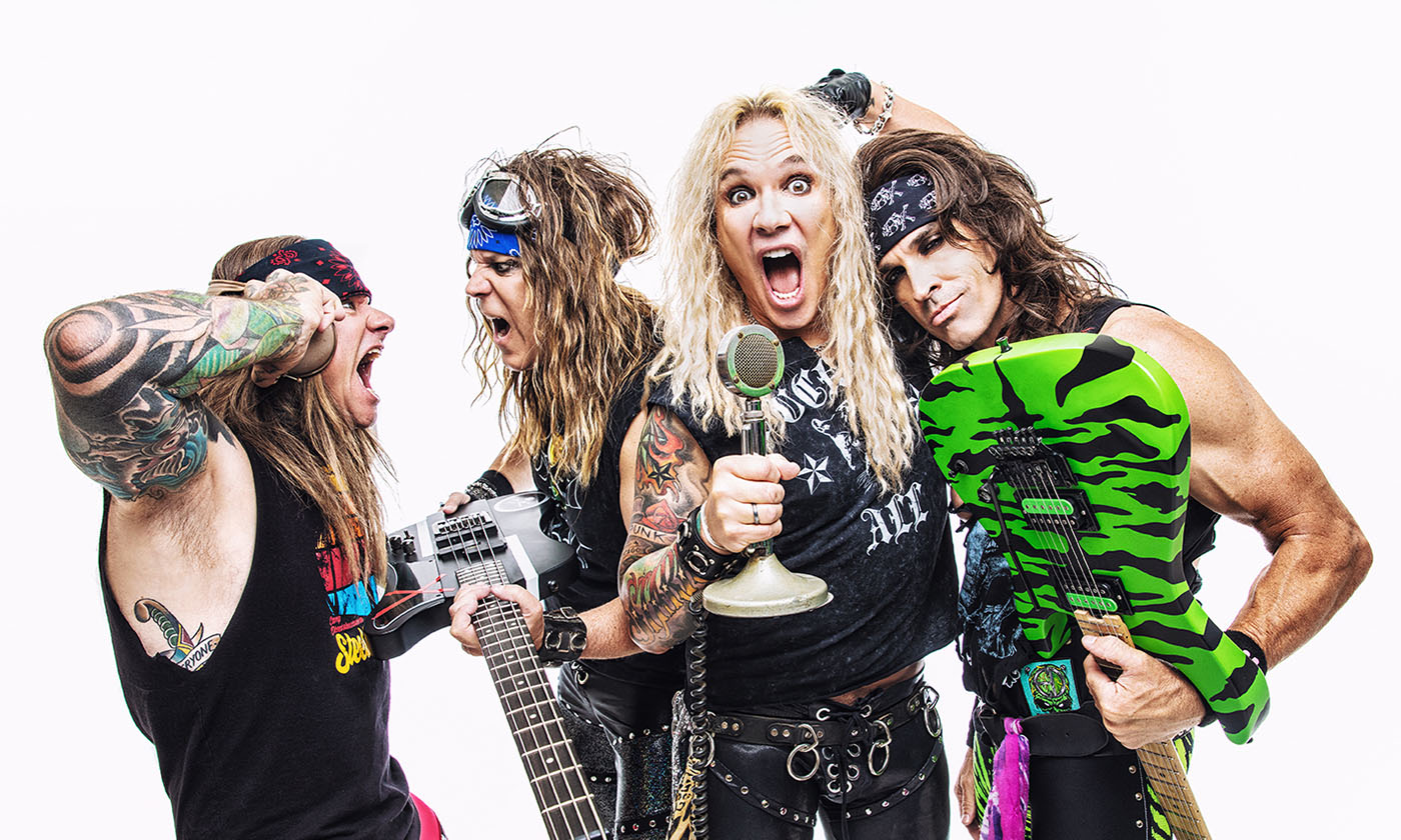 Die Musiker der amerikanischen Glam-Metalband Steel Panther vor einem weißen Hintergrund
