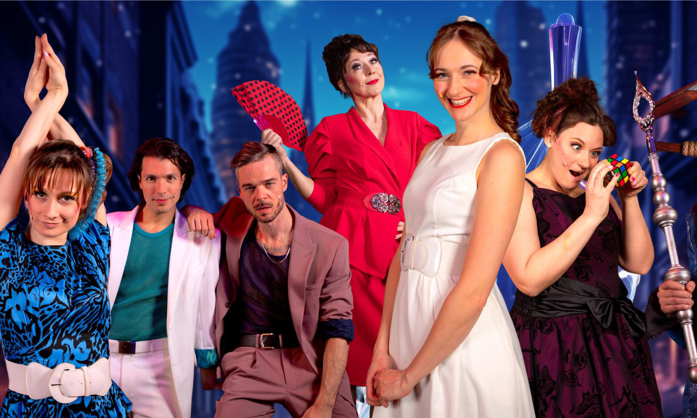 Das Foto zeigt das Ensemble des Muscials Cinderella - die 80er Jahre Show