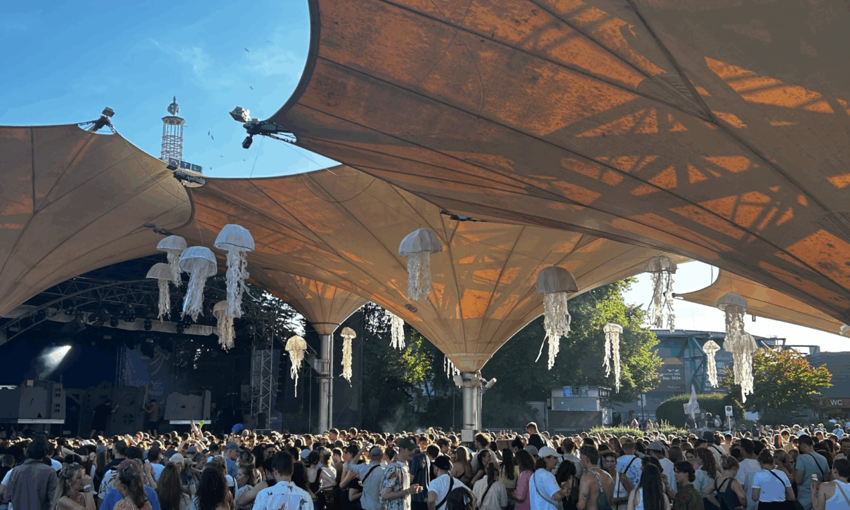 Bühne beim Stadt ohne Meer Festival im Tanzbrunnen mit Crowd vor der Bühne
