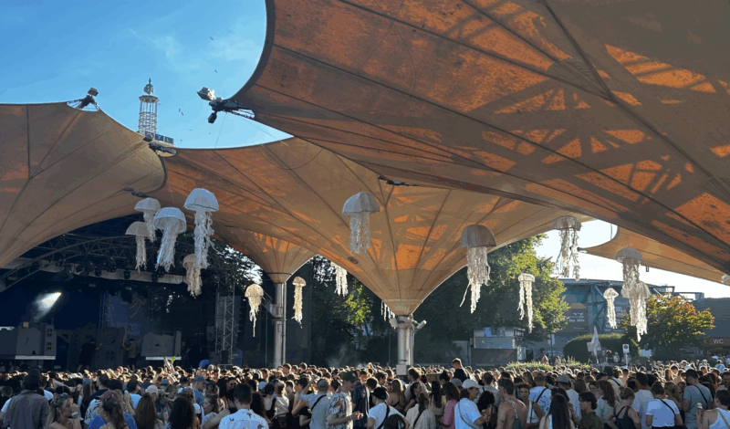 Bühne beim Stadt ohne Meer Festival im Tanzbrunnen mit Crowd vor der Bühne