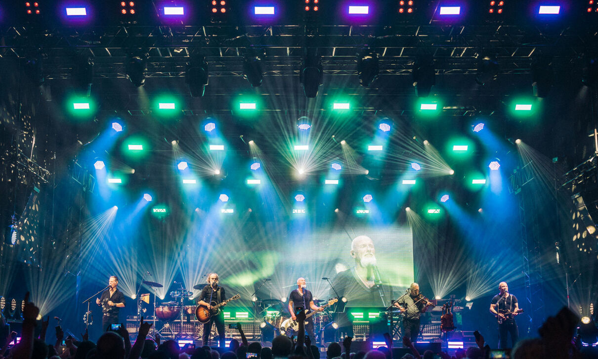 Die Band Santiano stht im Scheinwerferlicht auf der Bühne