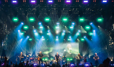 Die Band Santiano stht im Scheinwerferlicht auf der Bühne