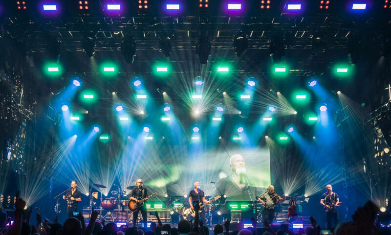Die Band Santiano stht im Scheinwerferlicht auf der Bühne