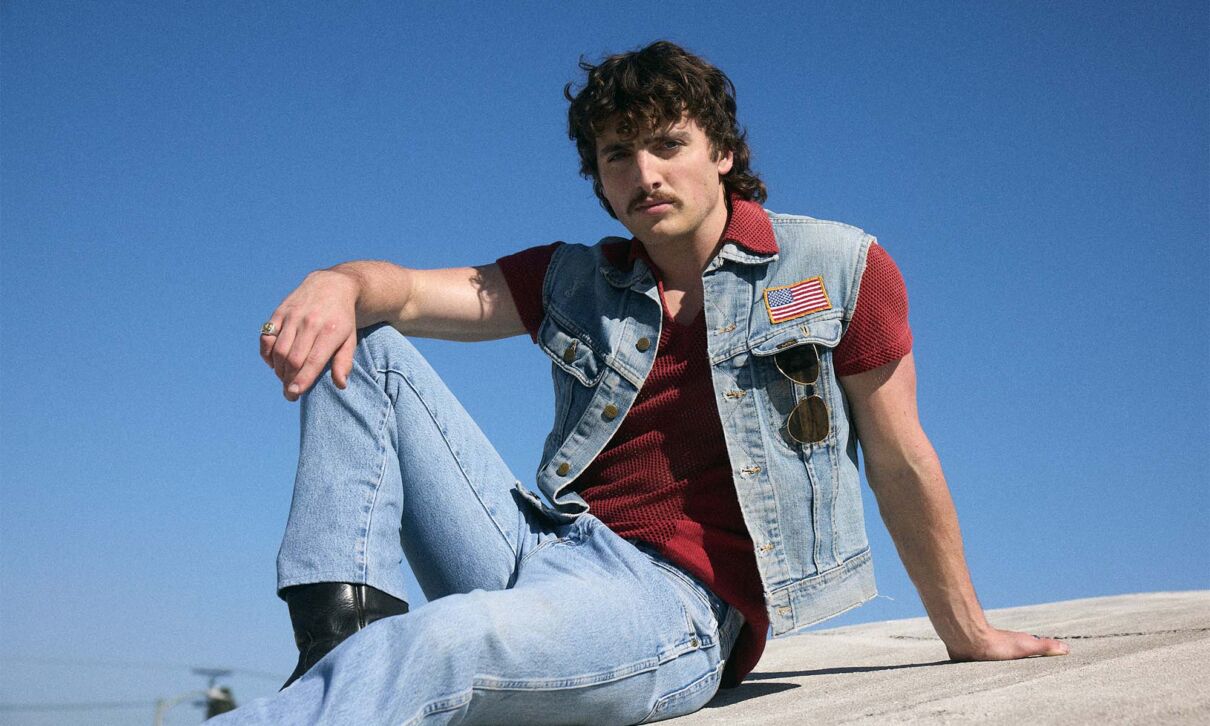 Der US-amerikanische Sänger Benson Boone gkleidet in Jeans.