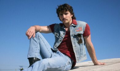 Der US-amerikanische Sänger benson Boone gkleidet in Jeans.