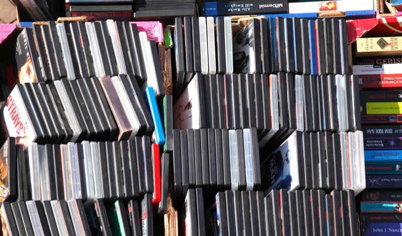 Ein Verkaufsstand mit DVDs bei einer Filmbörse