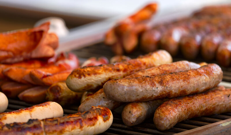 Gebratene Würstchen auf einem Grill