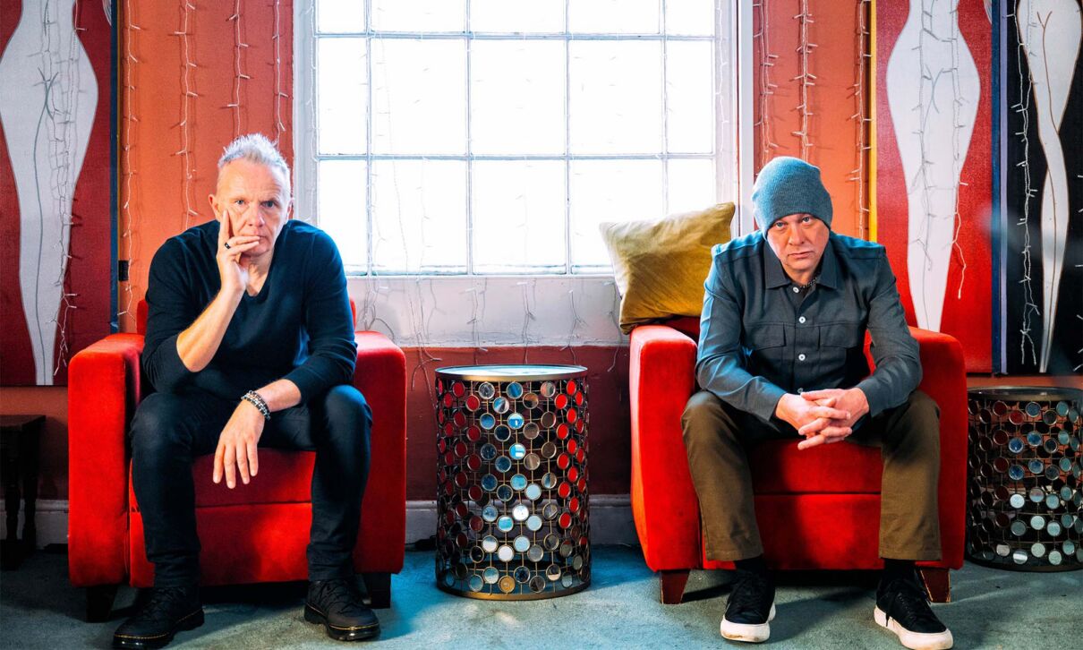 Die beiden Musiker von Mesh sitzen vor einem Fenster auf roten Sesseln.