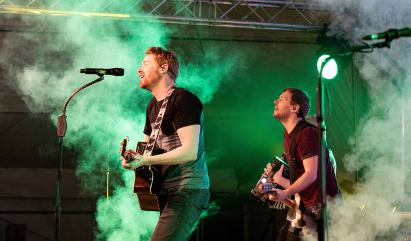 Die Band Miljö bei einem Liveauftritt auf der Bühne
