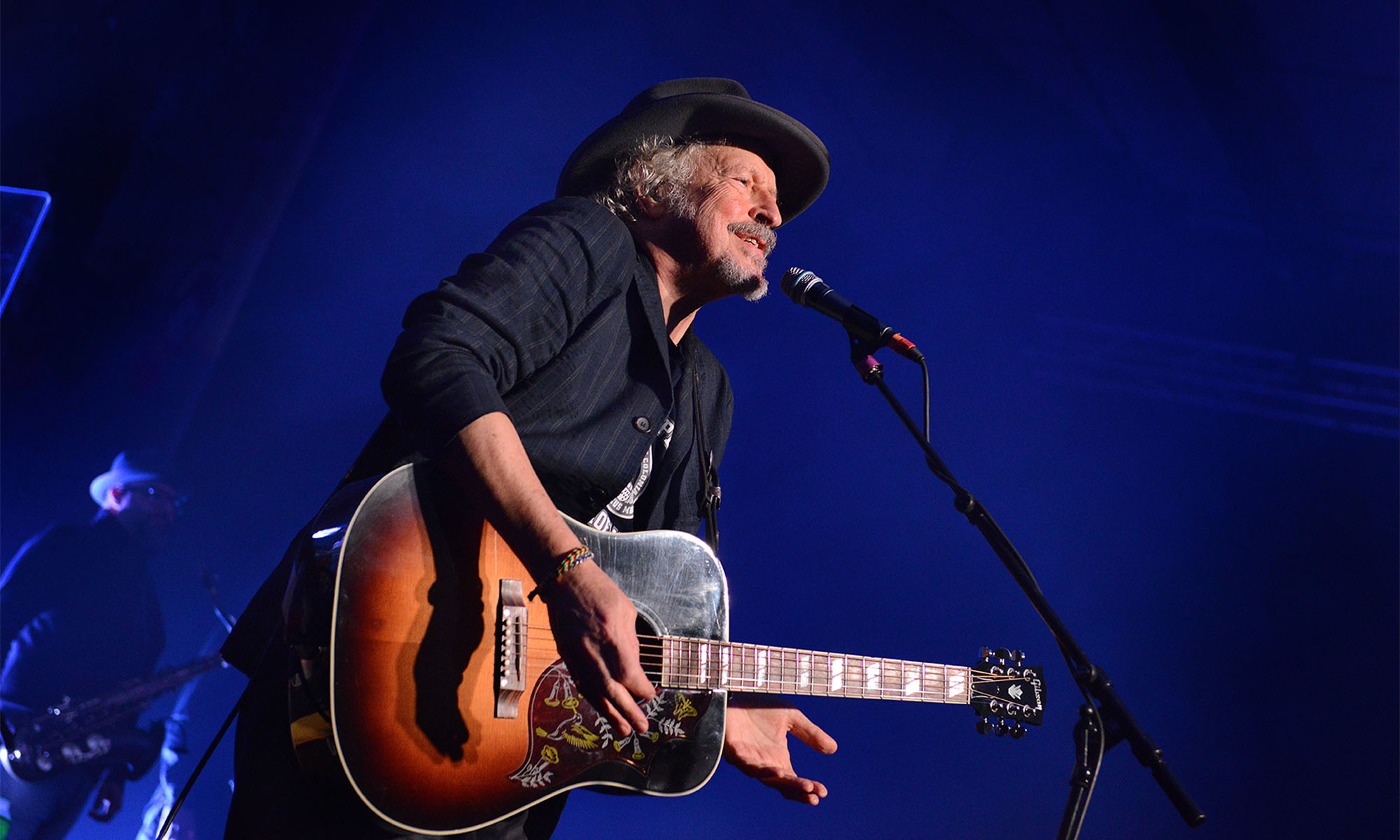 Wolfgang Niedecken, Kopf der Kölner Band BAP, steht mit einer Gitarre auf der Bühne