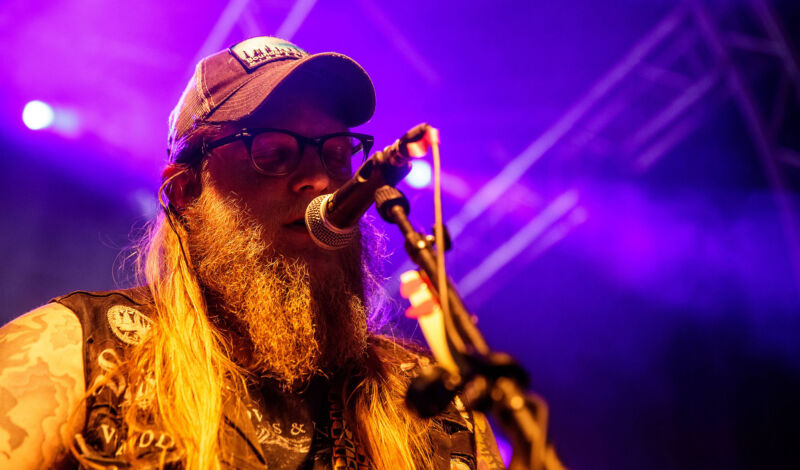 Die Band Panopticon bei einem Auftritt auf der Bühne.