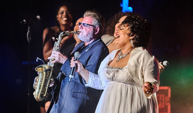 Eine Sängerin und ein Saxophonist stehen bei der Tributeshow "The Aretha Franklin Story" auf der Bühne.