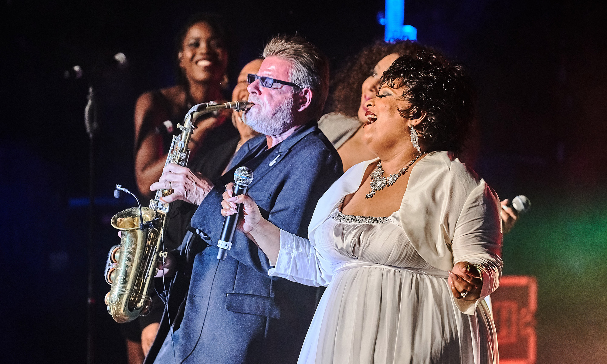 Eine Sängerin und ein Saxophonist stehen bei der Tributeshow "The Aretha Franklin Story" auf der Bühne.