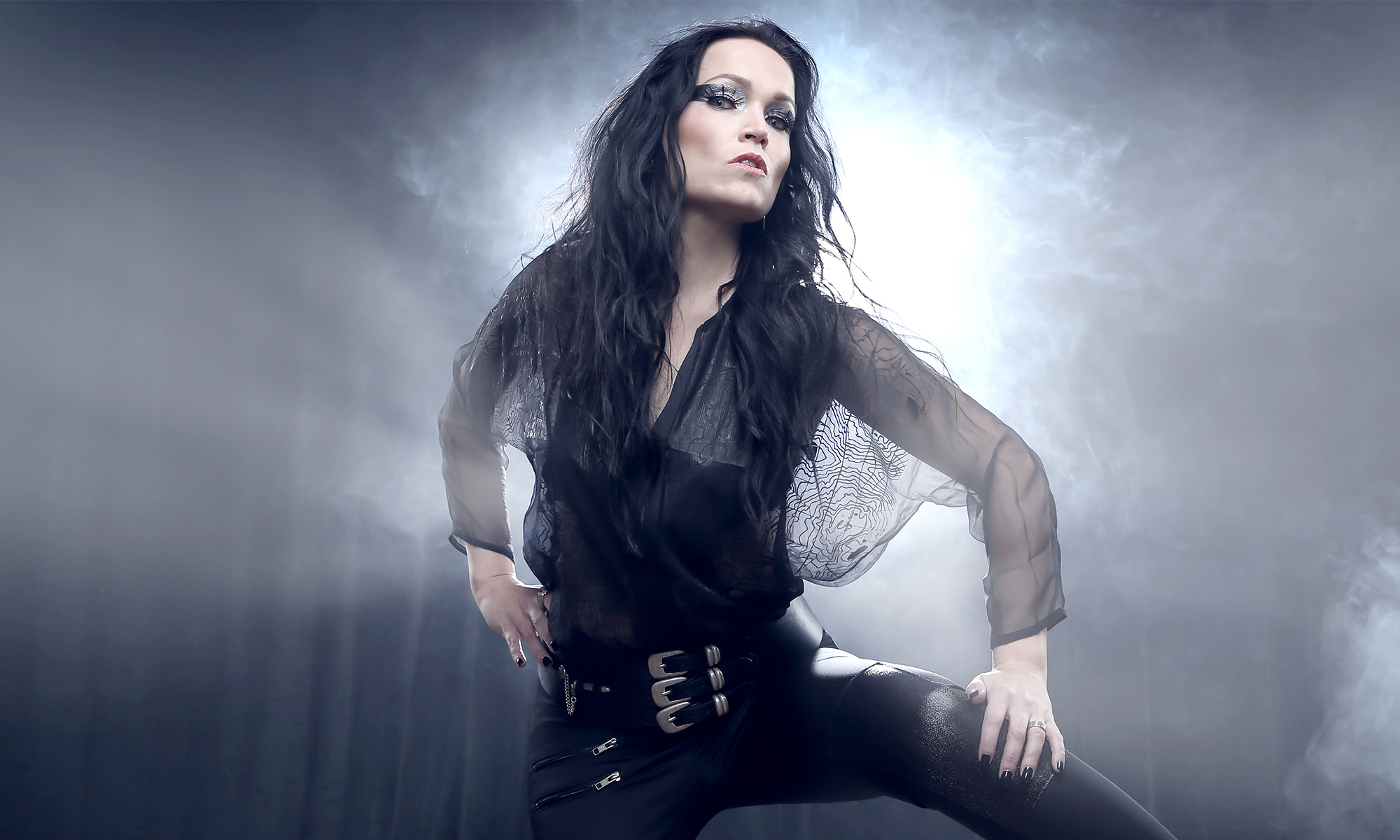 Die Sängerin Tarja Turnen in schwarzem Outfit im Gegenlicht