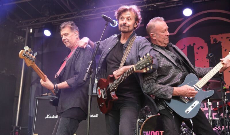 Die Band The Hooters bei einem Auftritt auf der Bühne