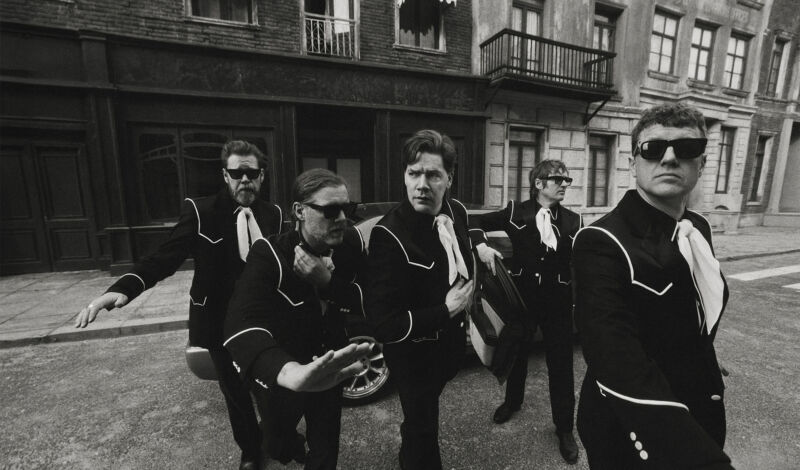 Die Muitglieder der Band The Hives.