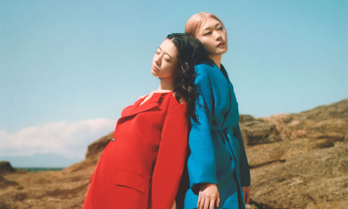 Gitarristin Moeka Shiotsuka und Bassistin Yurika Kasa von der japanischen Band Hitsujibungaku.