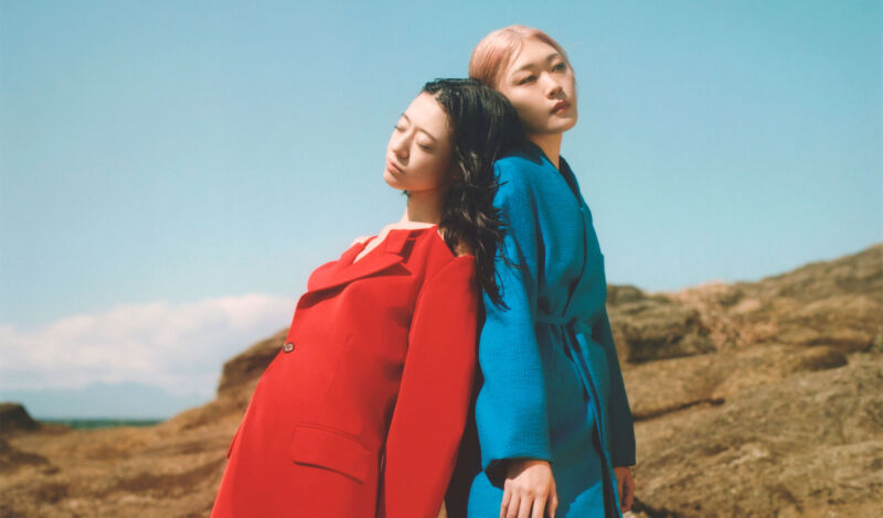 Gitarristin Moeka Shiotsuka und Bassistin Yurika Kasa von der japanischen Band Hitsujibungaku.