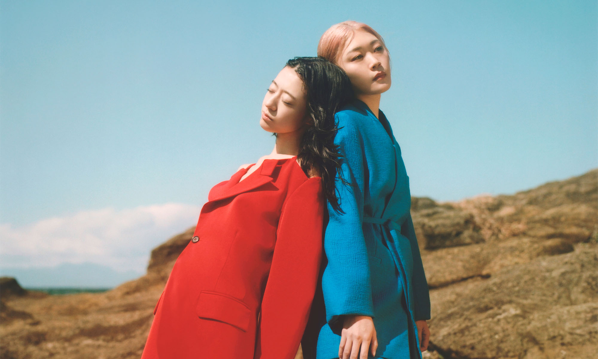 Gitarristin Moeka Shiotsuka und Bassistin Yurika Kasa von der japanischen Band Hitsujibungaku.