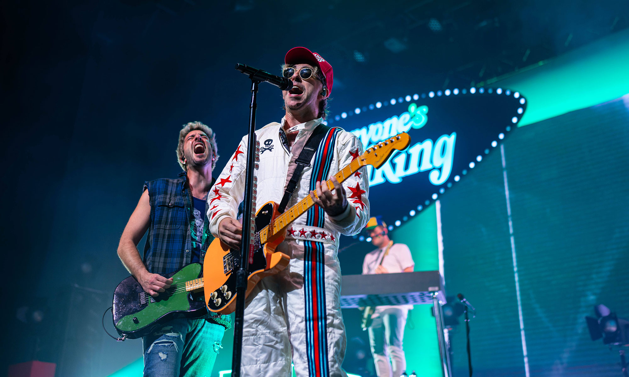 Die Band All Time Low bei einem Auftritt auf der Bühne