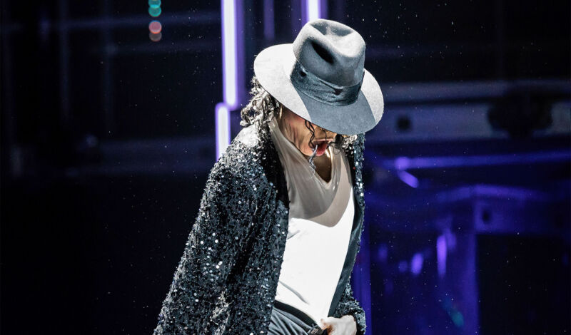 Ein Darsteller des Miachael Jackson in der Show "Beat it!" tanzt mit Hut über die Bühne.