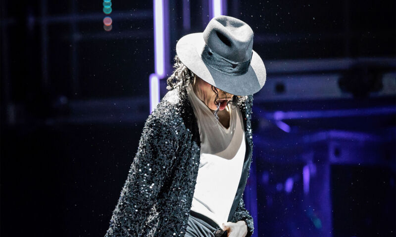 Ein Darsteller des Michael Jackson in der Show "Beat it!" tanzt mit Hut über die Bühne.