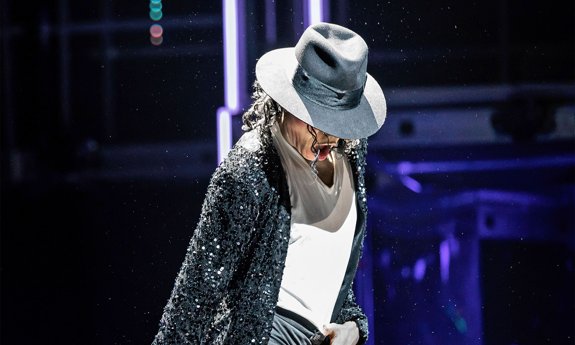 Ein Darsteller des Miachael Jackson in der Show "Beat it!" tanzt mit Hut über die Bühne.